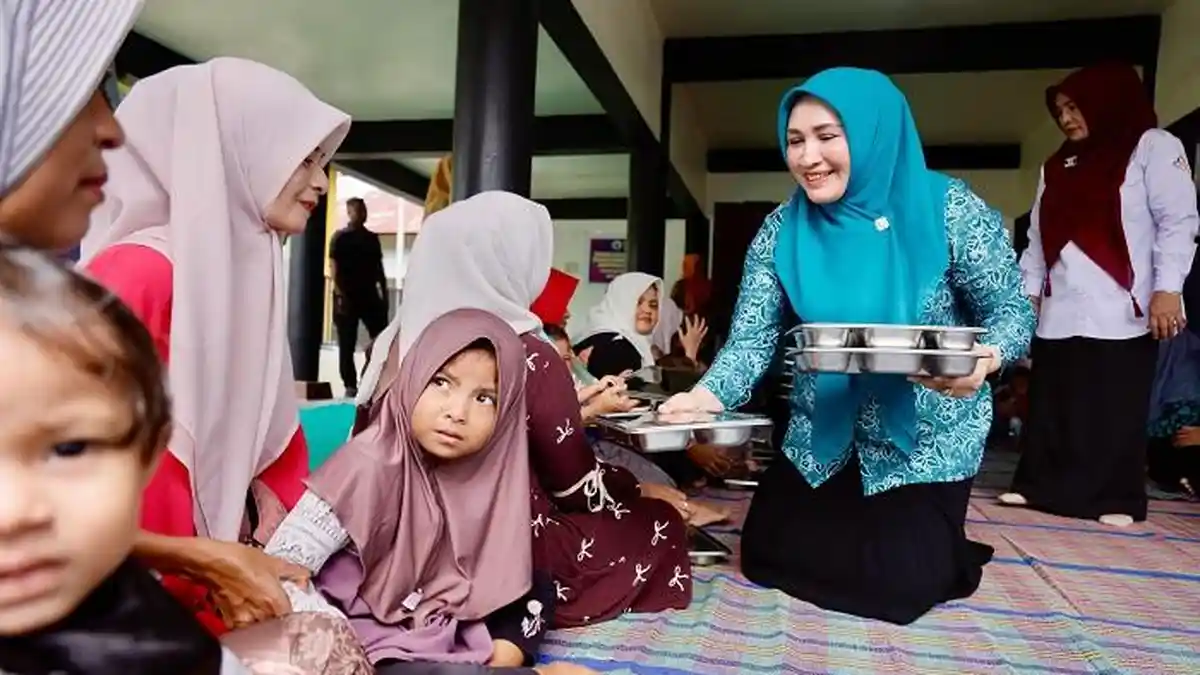 Kunjungi Dapur MBG di Banda Aceh, Kak Ana Ikut Sajikan Makanan 