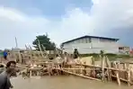 Tanggul-jebol-di-Sukatani-Bekasi.jpg