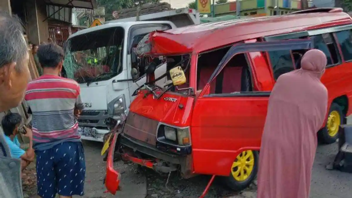 Angkot Jurusan Sukabumi-Bogor Ringsek, Kecelakaan saat Bawa Penumpang Tabrakan Dengan Truk