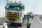 truk-trailer-tractor-head-tanpa-muatan-tersangkut-di-jalur-interchange-tol-romokalisari.jpg