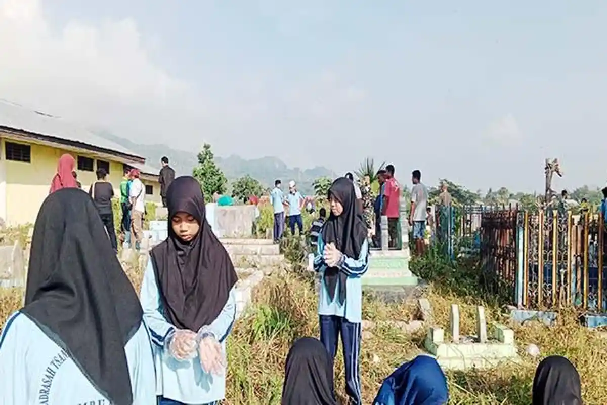 Umat Lintas Agama Atambua Bersihkan Kuburan Umum di Belu