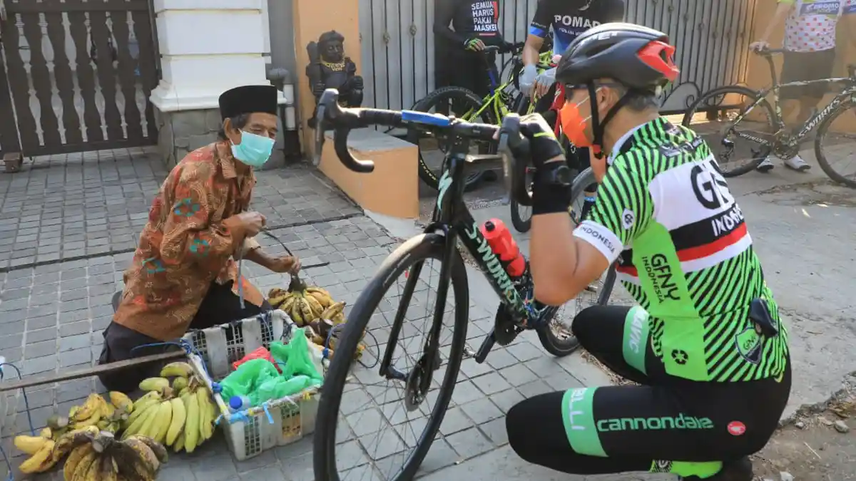 Sambil Gowes, Gubernur Ganjar Larisi Dagangan Penjual Sayur dan Pisang Keliling
