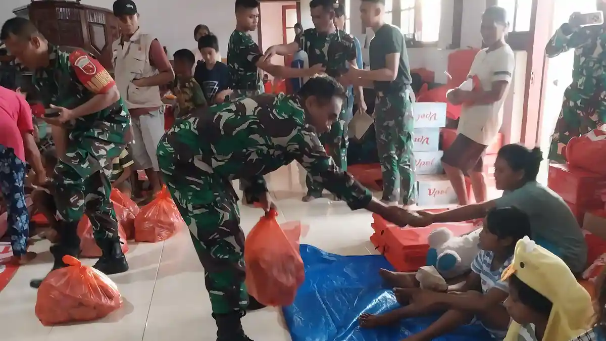 Respons Cepat, Kodim Ternate Beri Sejumlah Bantuan untuk Warga Terdampak Erupsi Gunung Ibu