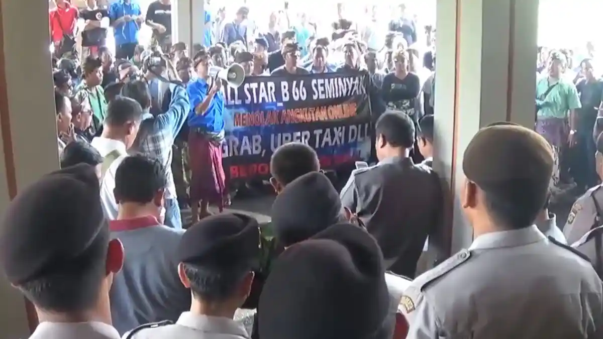 DPR Nilai Pemerintah Lambat Jalankan Aturan Taksi Online