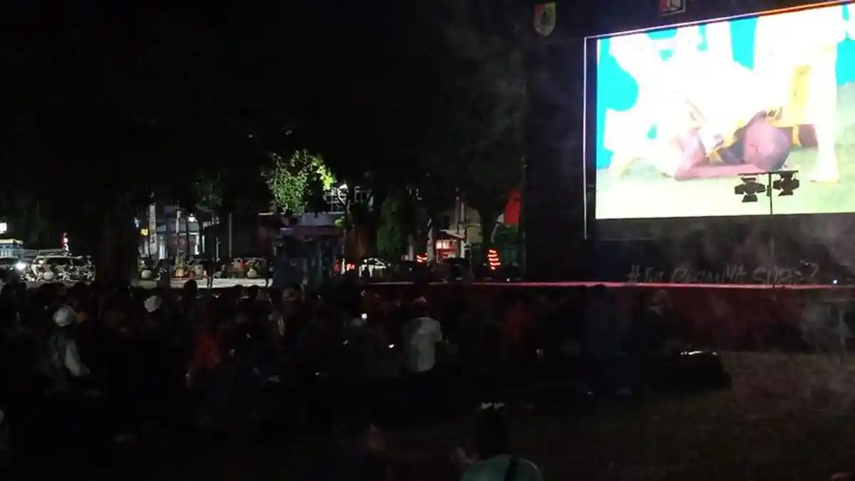 Warga Jember Antusias Nobar Laga Perdana Piala Dunia di Alun-Alun Jember