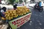 Driver Ojek Online Hendra Alih Profesi Jualan Jeruk Lemon