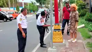 Petugas-Dinas-Perhubungan-Dishub-Kab-Karangasem-mengecek-serta-melihat-LPJU.jpg