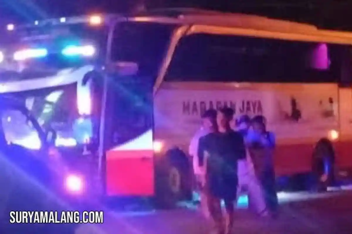 Bus Harapan Jaya Tabrak Pengendara Motor dan Tiang Jaringan Kabel di Jalan Sersan Bahrun, Kediri