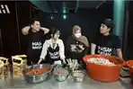 momen-thariq-halilintar-fuji-atta-halilintar-dan-aurel-hermansyah-masak-bersama.jpg