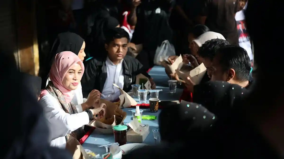 Momen Ning Atikoh Sarapan Bersama Warga Jombang di Pasar Bareng: Ayo Makan Pecel Bareng-bareng