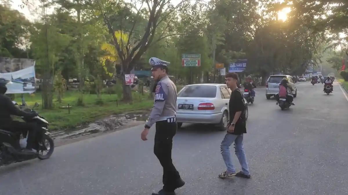 Jurus Satlantas Polresta Barelang Batam Urai Kemacetan di Jalan Gajah Mada Batam