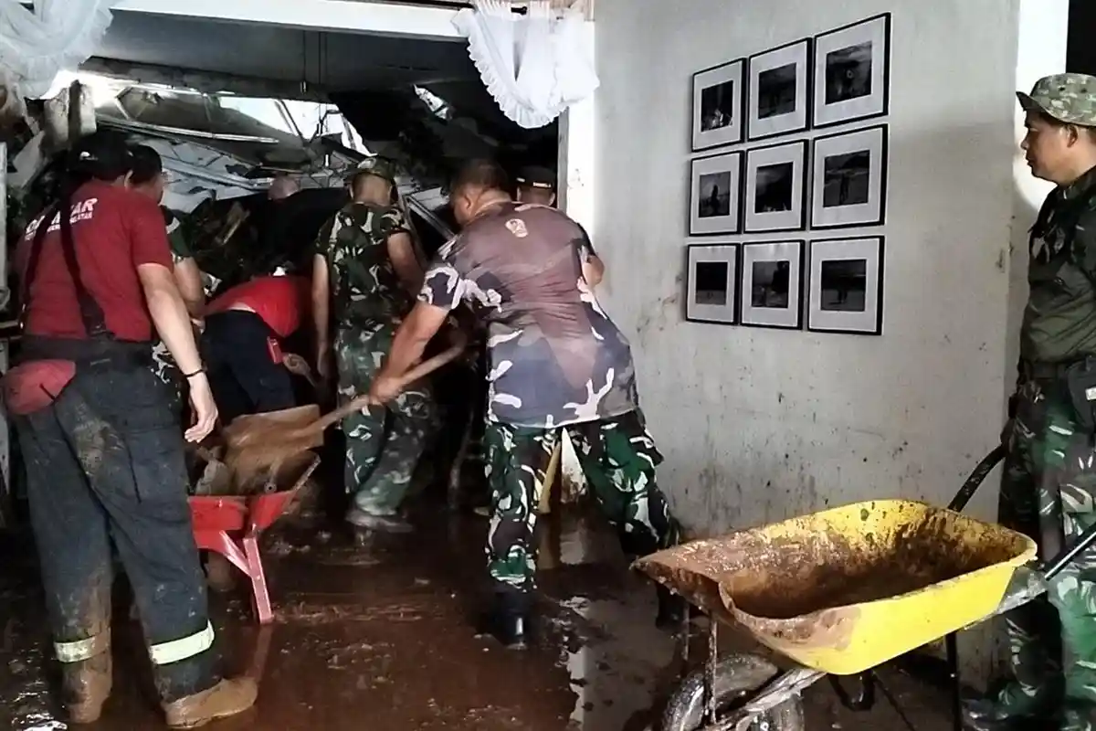 Rumah Seorang Warga Pamulang Resort Jebol Diterjang Tanah Longsor, Warga Waswas Kejadian Susulan