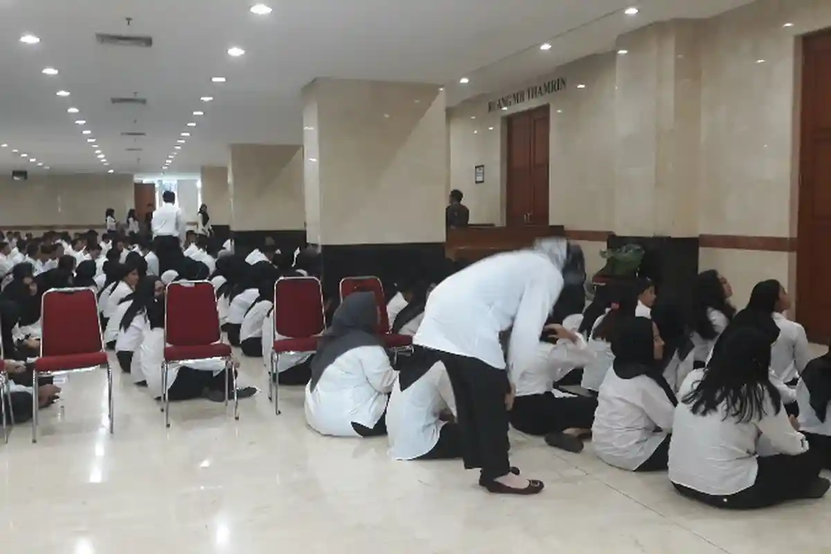 Tunggu Giliran Tes SKD CPNS, Ratusan Peserta Duduk Lesehan