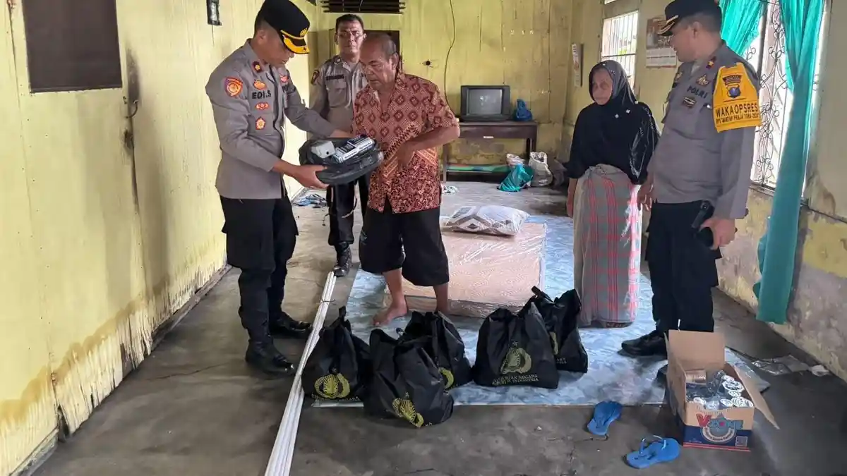Polres Tanjungbalai Berikan Bantuan Sembako dan Alat Instalisi Listrik kepada Korban Kebakaran