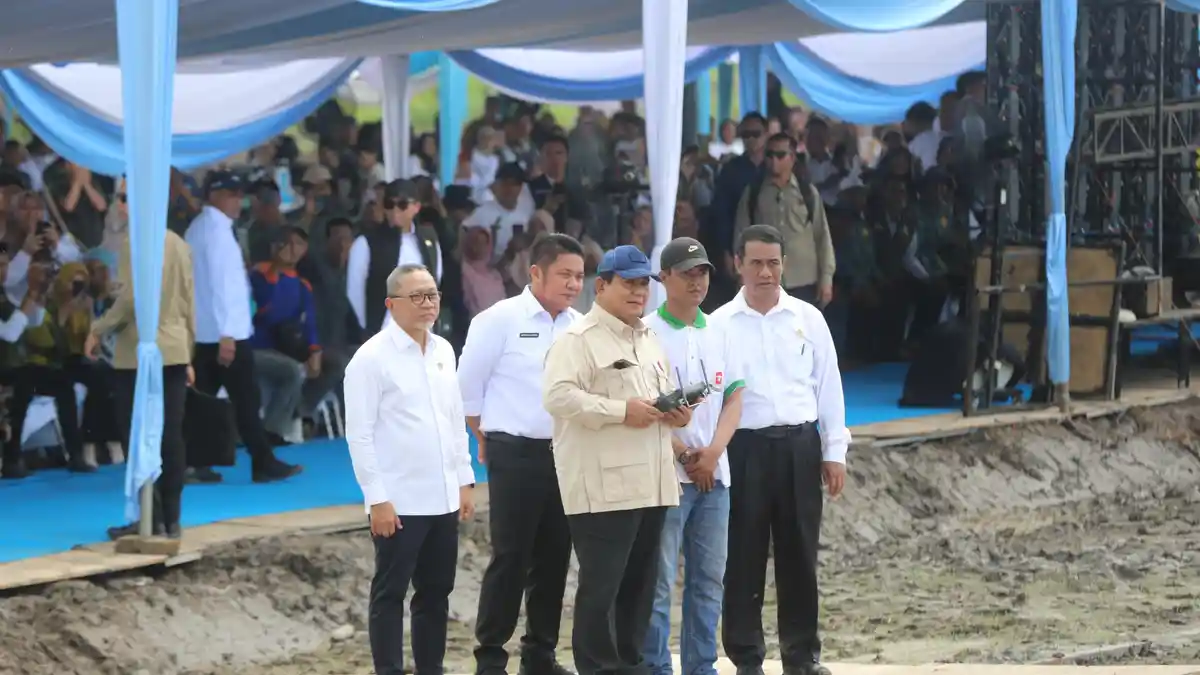 Didampingi Mentan Amran, Presiden Prabowo Tebar Benih Padi Pakai Drone di Sumatera Selatan