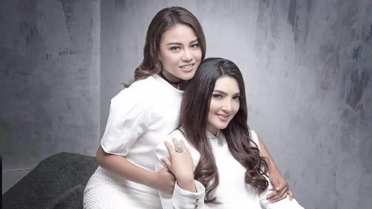 Keakraban Ashanty dan Aurel Hermansyah Liburan Bareng di London