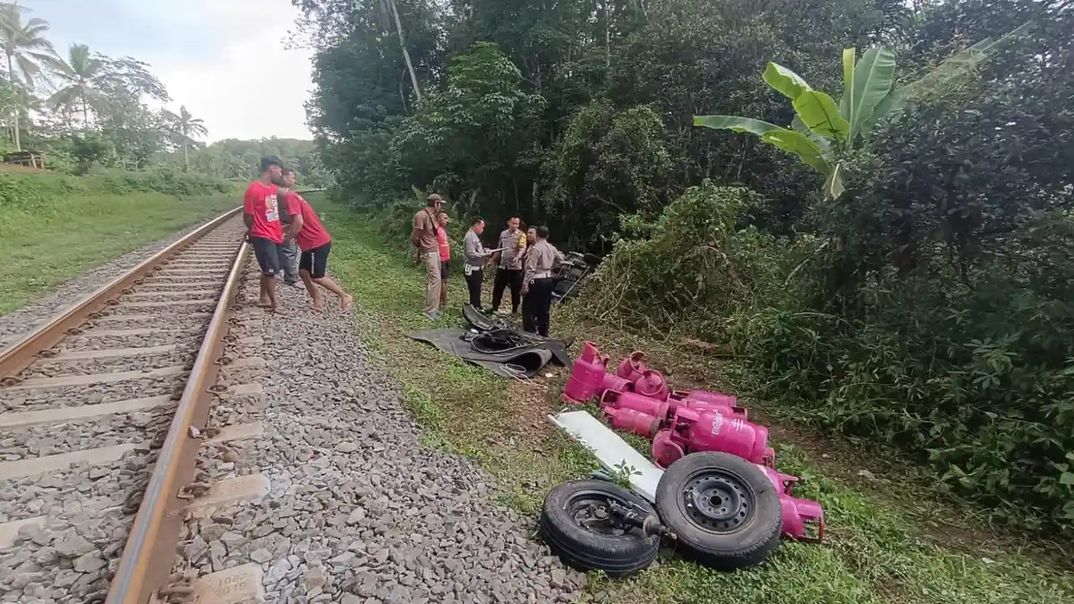 Kereta Api Tabrak Pikap Hingga Hancur dan Terlempar ke Jurang 20 Meter, 1 Orang Tewas