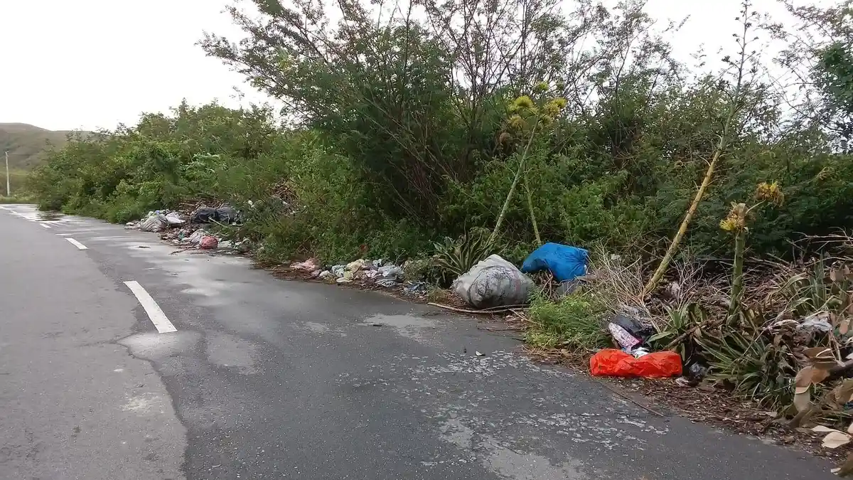Pinggir Jalan Utama Menuju Pelabuhan Besar Namlea Dipenuhi Sampah