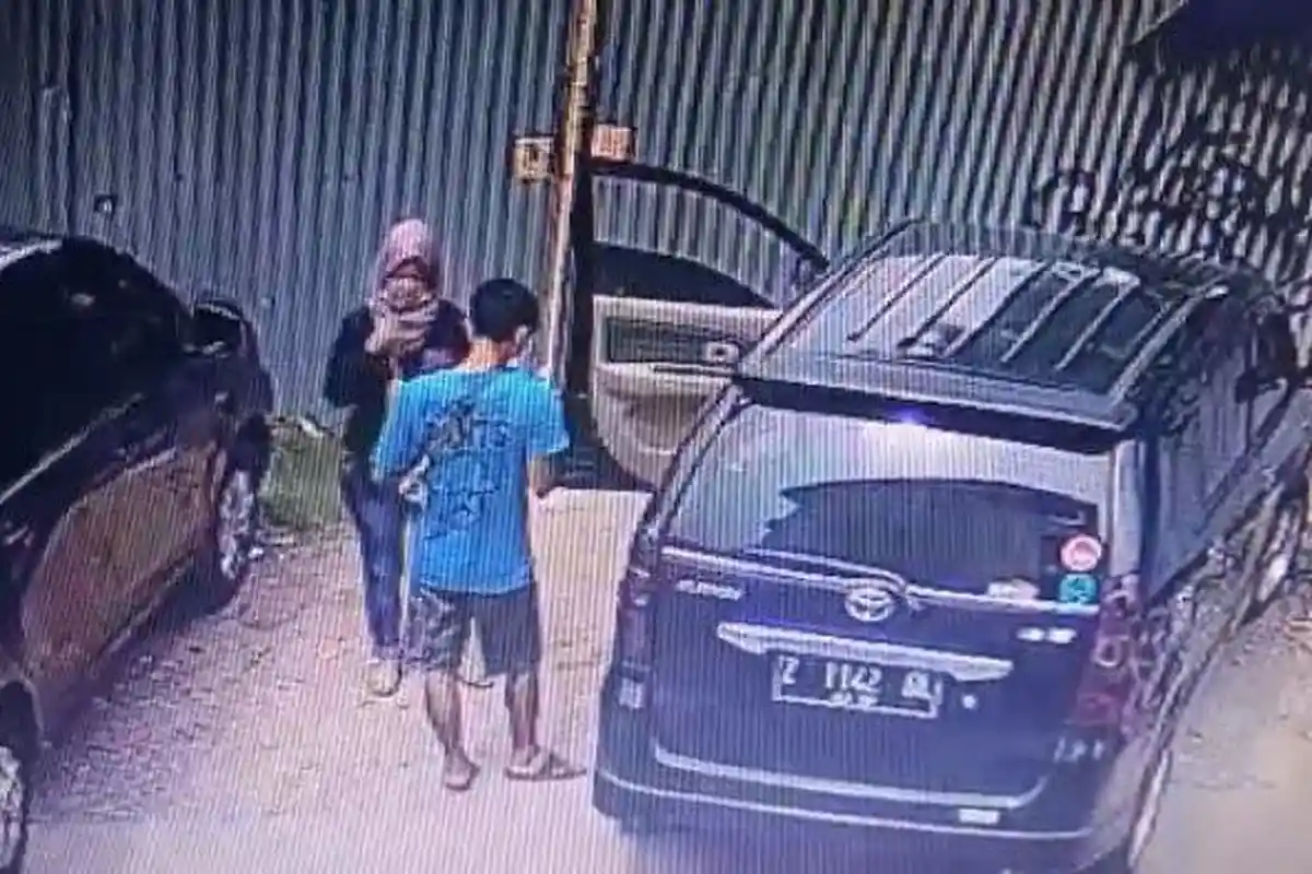 Tak Sadar Terekam CCTV, Pria dan Wanita Diduga Buang Plastik Berisi Jasad Bayi Busuk, Videonya Viral