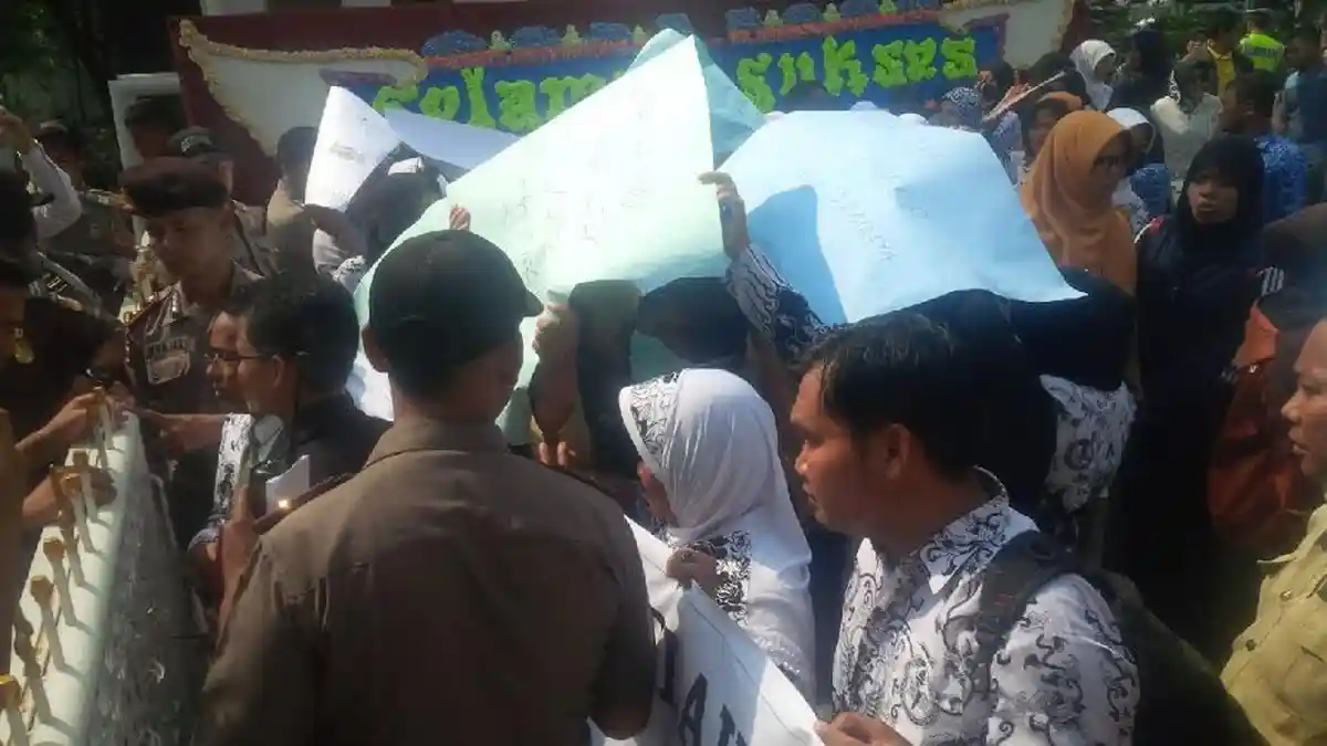 Guru Honorer Demo: Kami Tidak Minta Diangkat Jadi PNS, Cukup GTT Saja