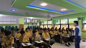 Tim-Safety-Riding-Astra-Motor-Kalbar-memberikan-materi-kepada-siswa-SMA-Mujahidin.jpg