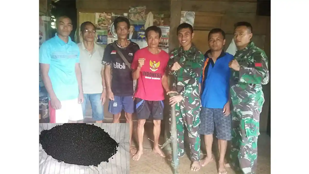 Satgas Pamtas Yonif 320/BP, Terima Meriam Lantaka dan Bubuk Mesiu Dari Warga Perbatasan