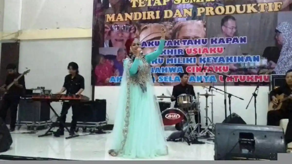Penyanyi Rani Hibur Lansia di Pangkalpinang