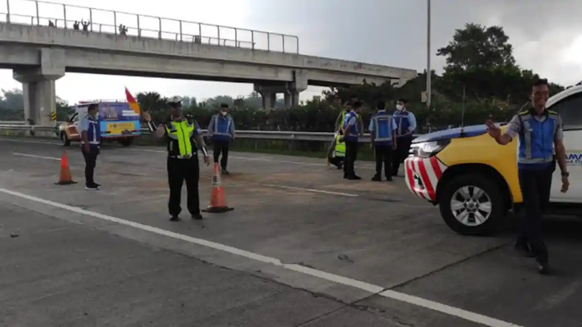 Toyota Avanza Hantam Pembatas Tol Gempol hingga Terbalik, Diduga Ban Mendadak Selip, 1 Orang Tewas 