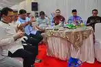Sejumlah-pengusaha-dan-elite-politik-Sulsel-duduk-semeja-Kabaharkam-Polri-Fadil-Imran-21311.jpg<pf>Fadil-Imran-berbincang-bersama-elite-politik-329878.jpg<pf>Keluarga-br3frr.jpg<pf>Andi-Iwan-Darmawan-Aras-Pj-Gubernur-Sulsel-Bahtiar-Baharuddin.jpg<pf>Halalbihalal-Fadil-Imran-berlangsung-santai-dan-diselingi-canda-tawa-2111.jpg