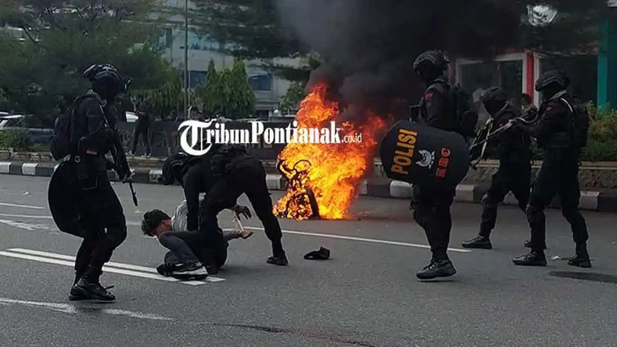 Tidak Terima Putusan Pemilu, Polisi dan Massa  di Pontianak Bentrok