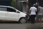 pengendara-mobil-menabrak-tiang-listrik.jpg