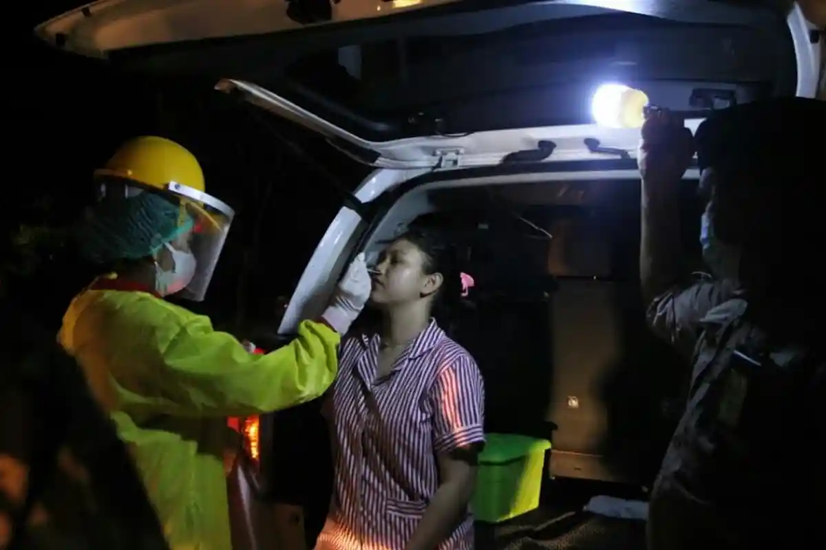 Nongkrong di Tempat Umum dan Tak Pakai Masker, 12 Orang di Gowa Diswab PCR