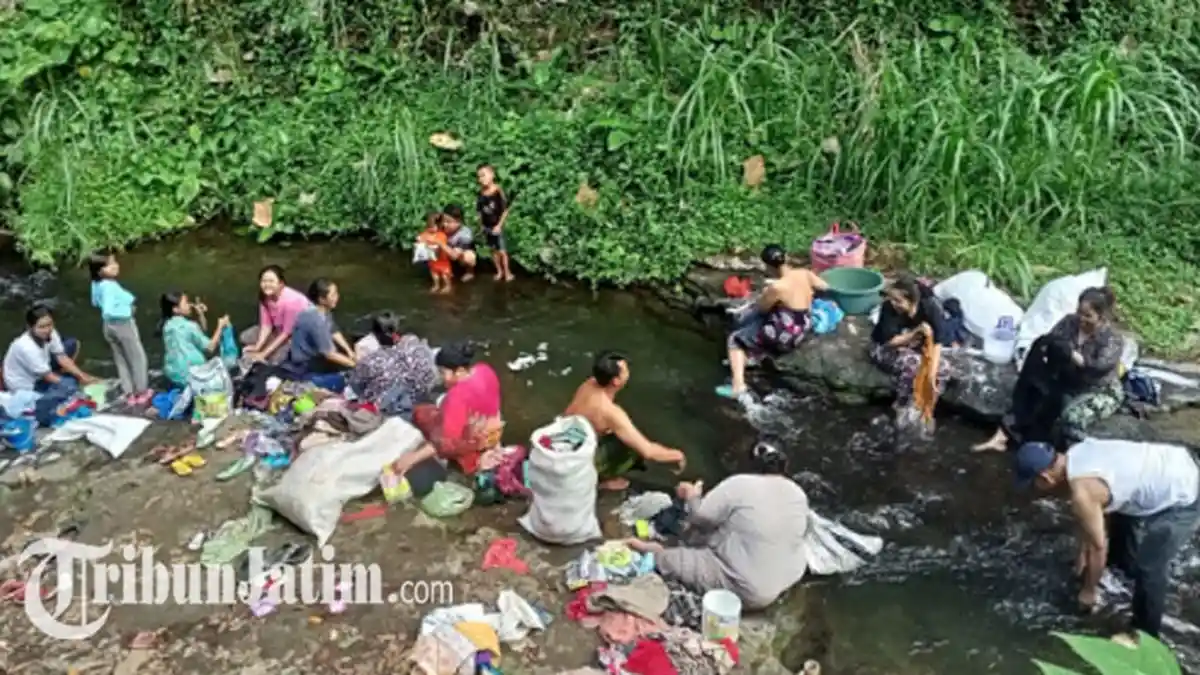 Warga Lumajang Kesulitan Air Bersih, Manfaatkan Aliran Sungai Tegal Randu untuk Cuci Baju