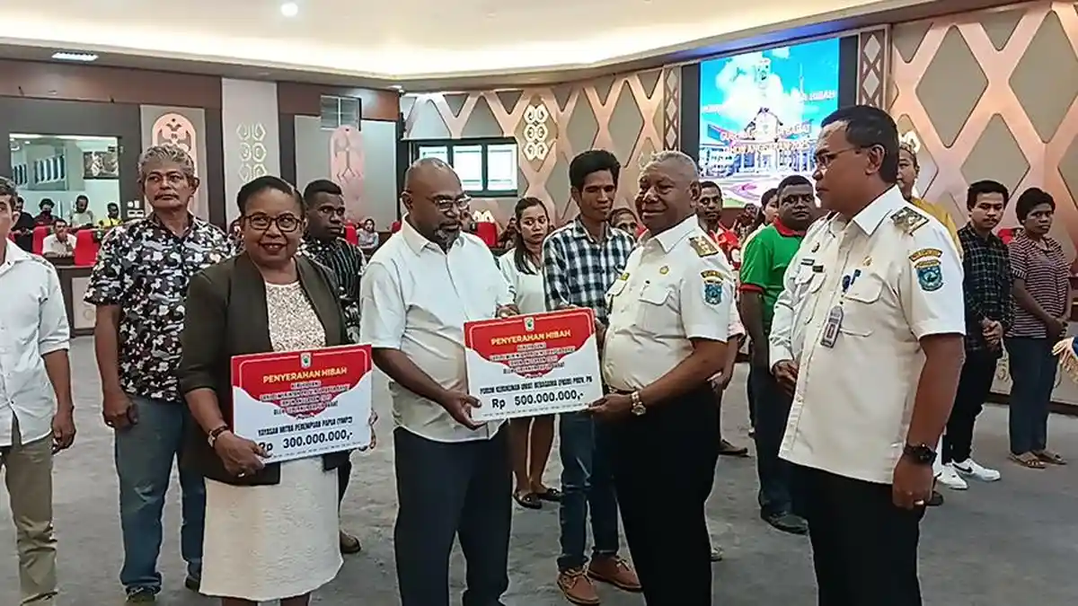 Dominggus Mandacan Minta Dana Hibah Digunakan Secara Baik dan Bertanggung Jawab
