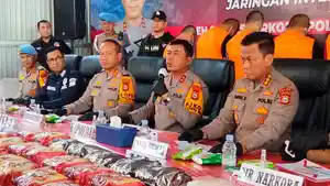 Kapolda-Sulsel-Irjen-Pol-Yudhiawan-Wibisono-didampingi-Kapolrestabes-Makassar.jpg