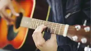 Potret-Ilustrasi-bermian-gitar-dengan-kunci-gitar-dasar.jpg