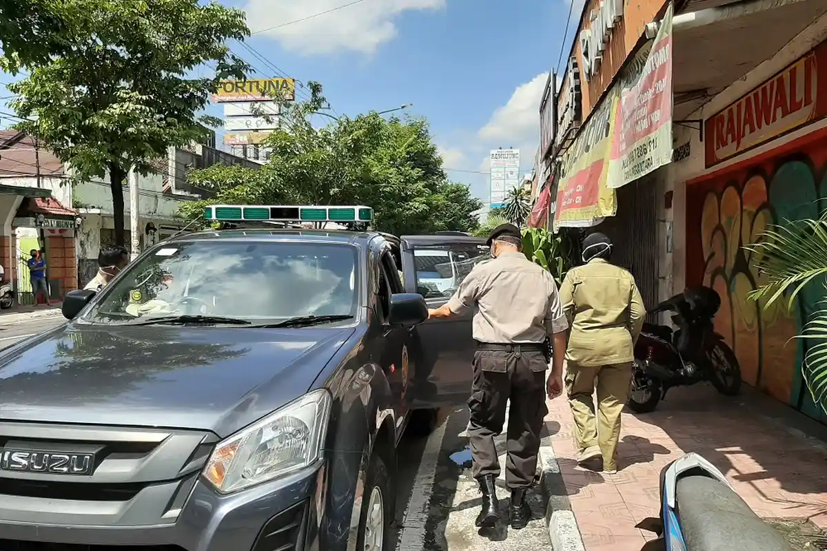 Satpol PP Sidak Pedagang di Pasar Beringharjo yang Belum Lakukan Physical Distancing