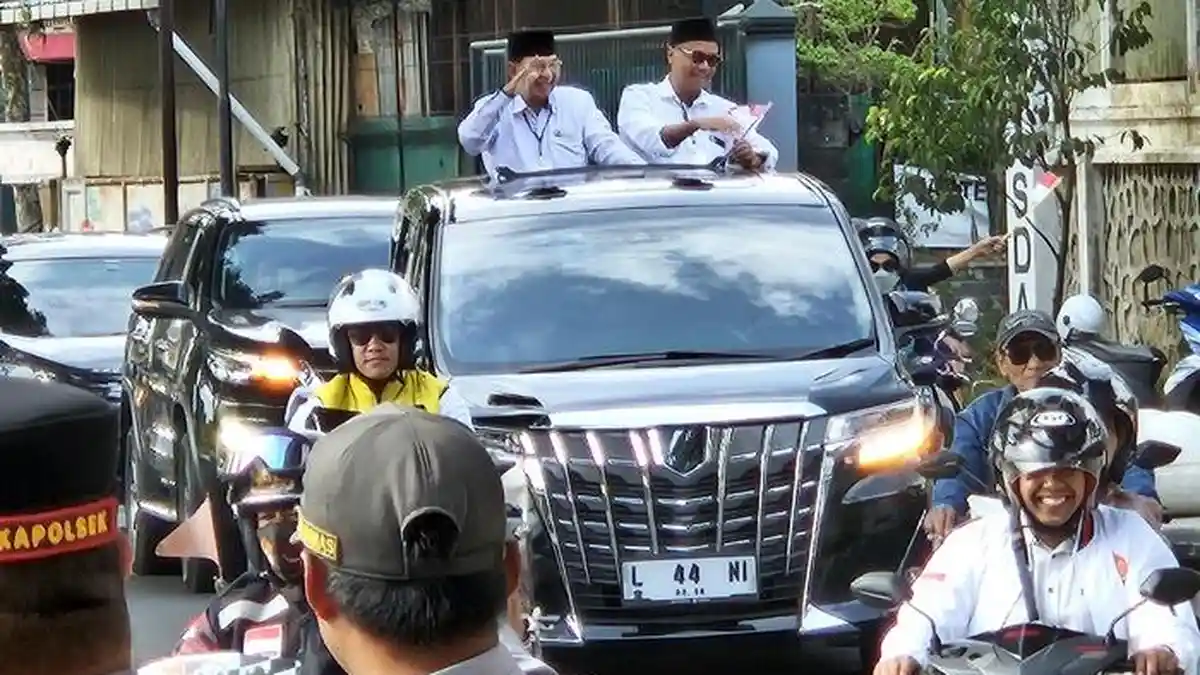 Daftar ke KPU Kota Magelang Naiki Alphard, Aziz-Mansyur Target Raih 70 Persen Suara di Pilkada 2024