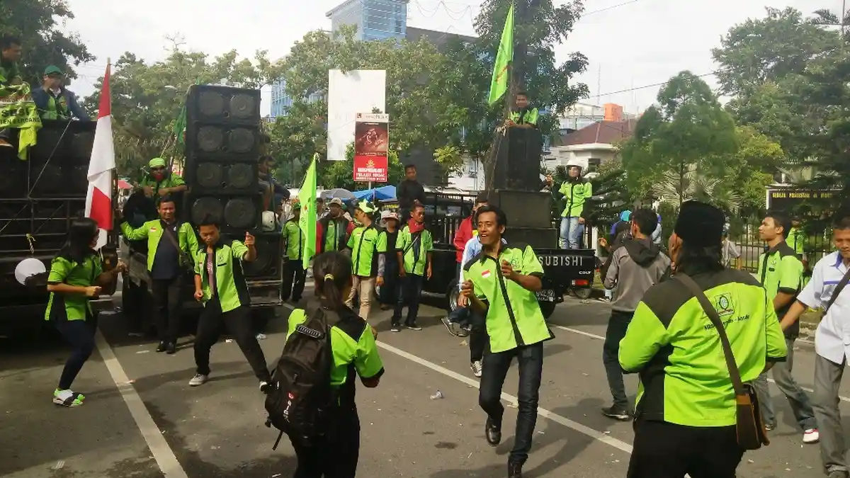 Buruh Sumut Ancam Menginap di Kantor Gubernur