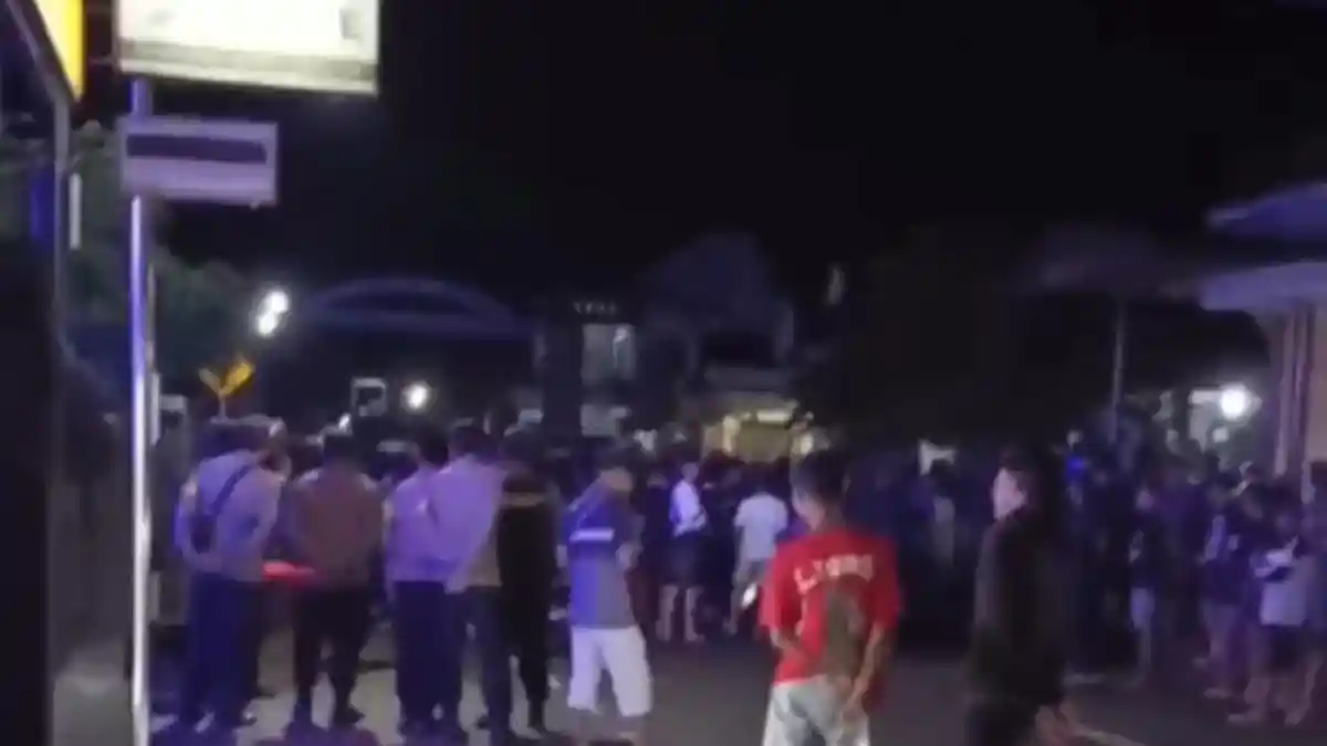 BREAKING NEWS Anggota Perguruan Silat Geruduk dan Rusak Polsek Watulimo Trenggalek