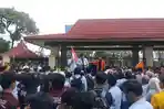Breaking-News-Mahasiswa-Demo-di-DPRD-Sumsel-Tuntutan-Pembenahan-Program-MBG-dan-Pengelolaan-Dana.jpg