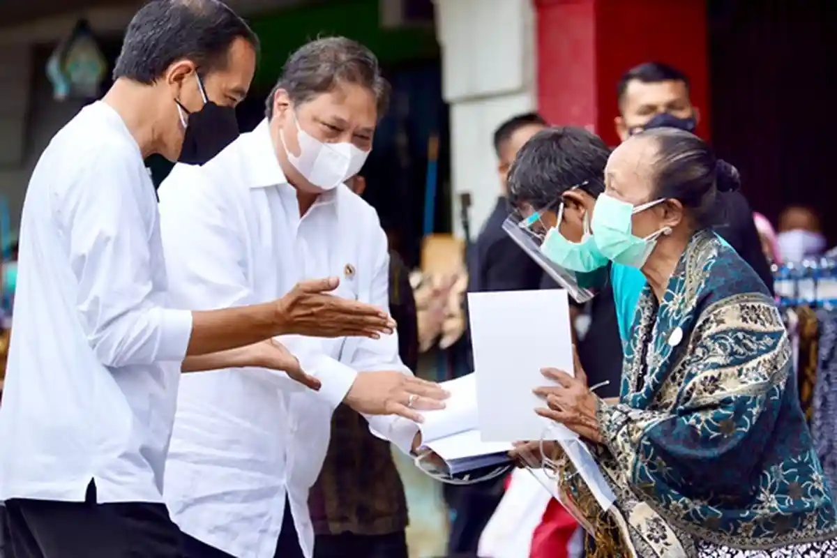 Menko Perekonomian Airlangga Hartarto Dampingi Presiden Joko Widodo Memulai Program BT-PKLW - menko-bidang-perekonomian-airlangga-hartarto-dampingi-presiden-joko-widodo-memulai-program-bt-pklw.jpg