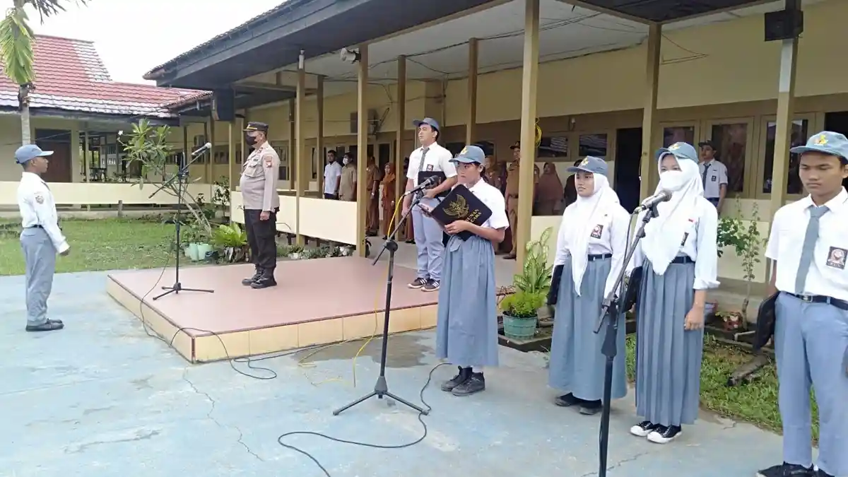 Jadi Pembina Upacara di SMAN 2 Singkawang, Ini Penekanan Kasat Binmas