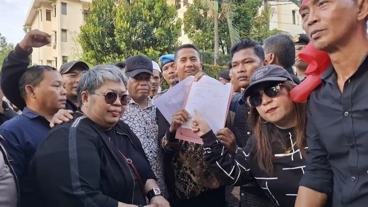 Massa Aksi Minta PSU Untuk Pilkada Batam, Ketua KPU Batam Diminta Teken Petisi