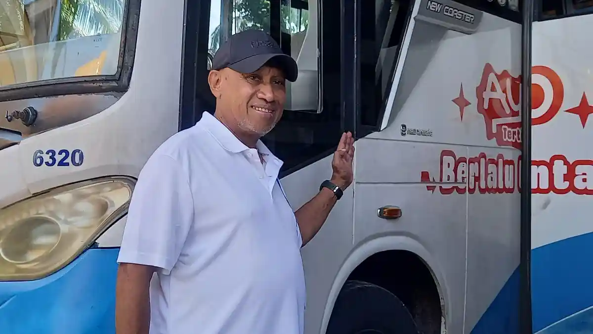 Bupati Biak Kirim 2 Bus Layani Pelajar Pulau Numfor yang Selama Ini Jalan Kaki