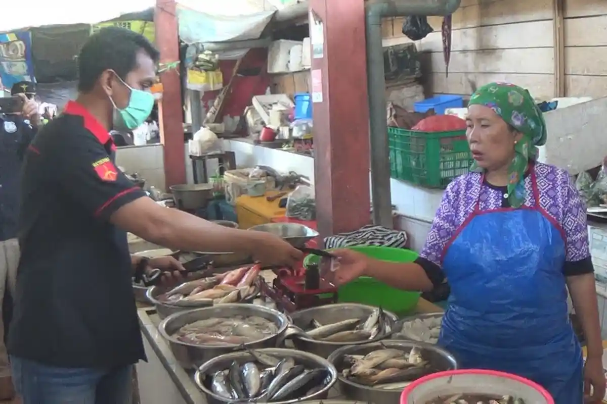 Satuan Reskrim Polres Jembrana Bagikan Masker Gratis, Sasar Pedagang Pasar