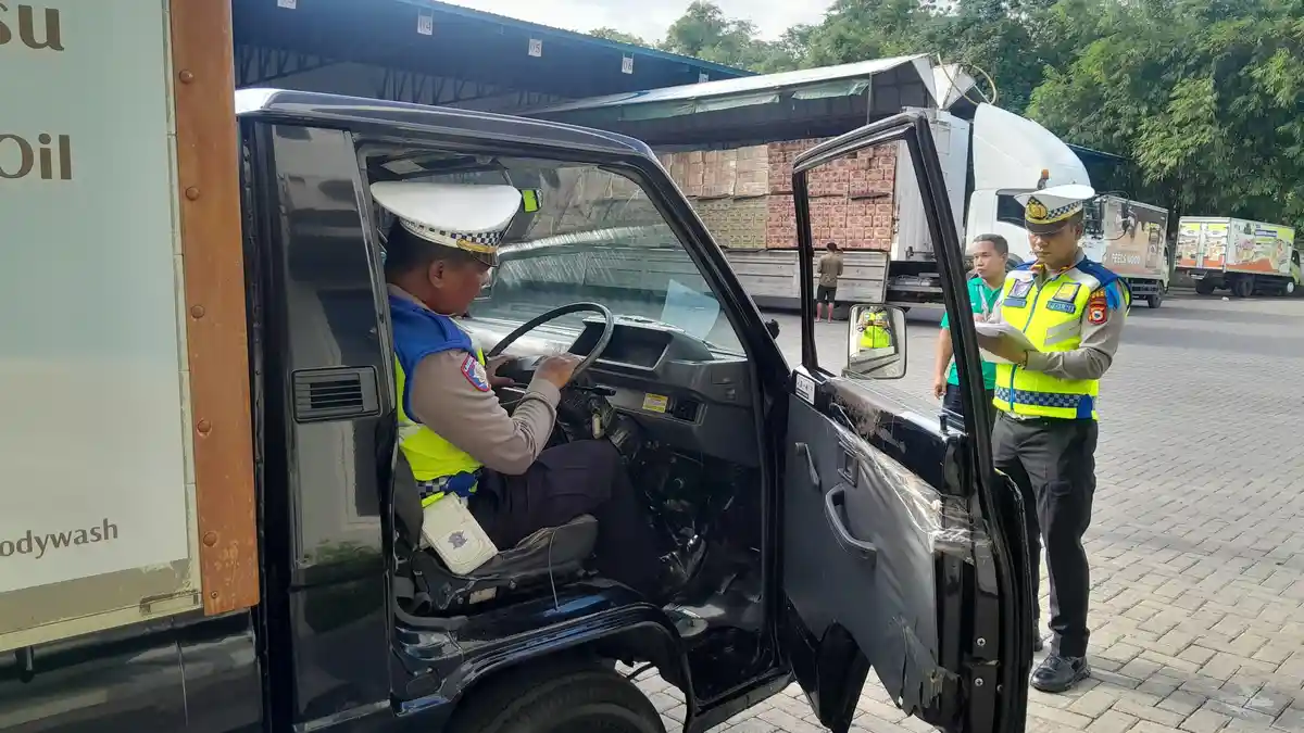 Tekan Angka Kecelakaan, Polres Bone Lakukan Ramcek Truk di Tibojong