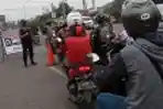 Penyekatan Mudik Pengendara Roda Dua di Karawang