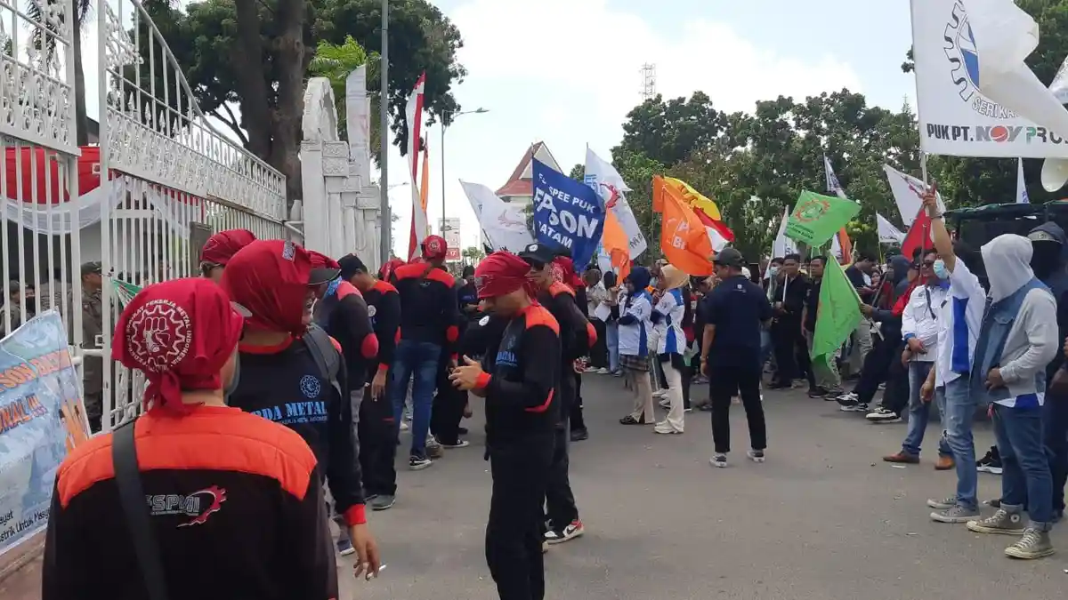 BREAKING NEWS - Demo Buruh di Batam Tuntut Upah Naik 15 Persen