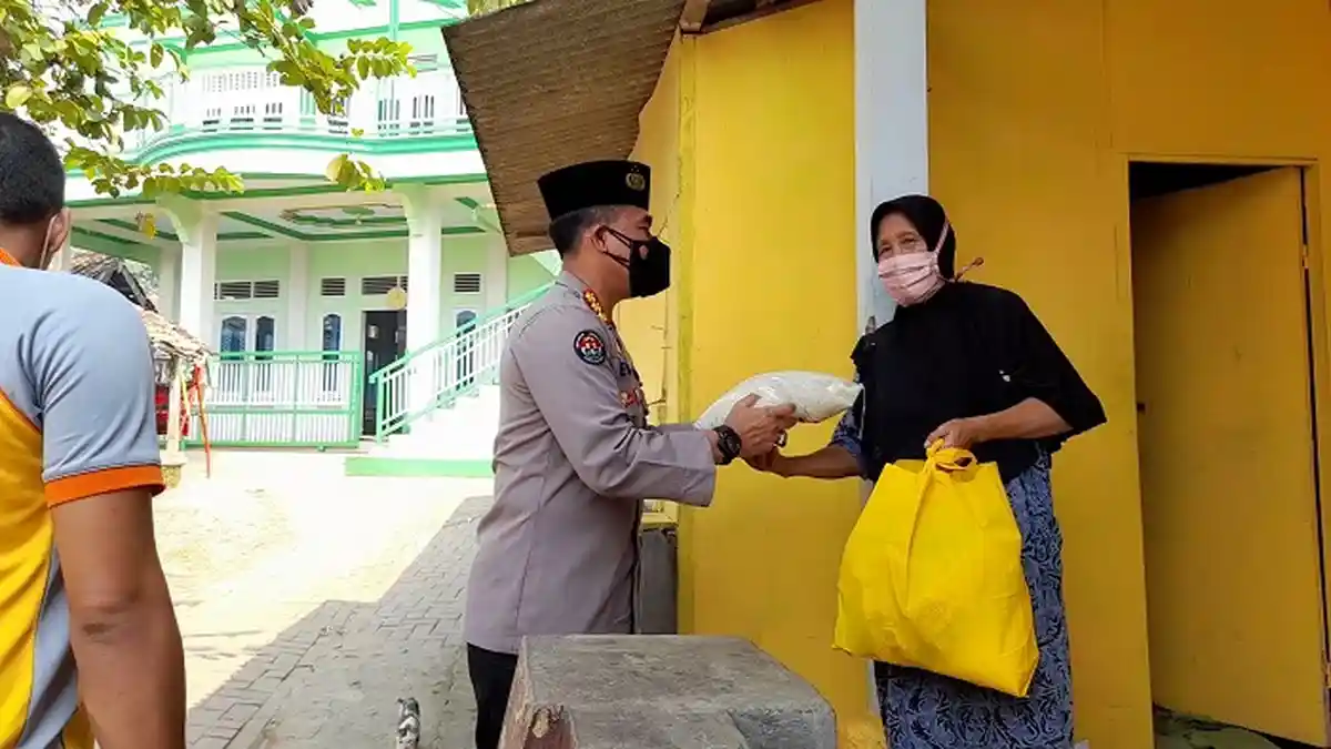 Puluhan Janda Tua di Kota Serang Terharu Didatangi Polisi Membawa Bantuan Sembako